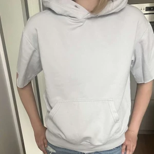 Kortärmad Hoodie  - Skit snygg kortärmad Hoodie💘