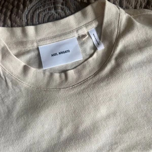 Axel arigato t shirt - Axel arigato tröja som inte har används och som är i bra skick ordinarie pris 1200 kronor 👕
