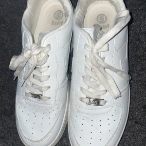 Air force INTE ÄKTA - Säljer ett par air force som är i storlek 45 men passar även 44,43 eftersom de är små i storleken 
