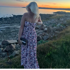 Blommig klänning - Säljer min en av mina favorit klänningar pga utrensning vid flytt! Trendig och slutsåld klänning från zara! Pris kan diskuteras vid snabb affär!