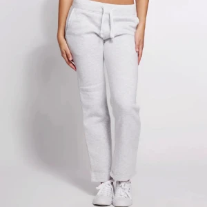 Russemerch byxor - Säljer dessa helt nya gråa byxor från russemerch då dom var för korta. Endast testade. Säljer för 470kr, nypris: 499 (och frakt för 100kr) så blir billigare att köpa härifrån.  Storlek xxs (jag är ca 162-163)