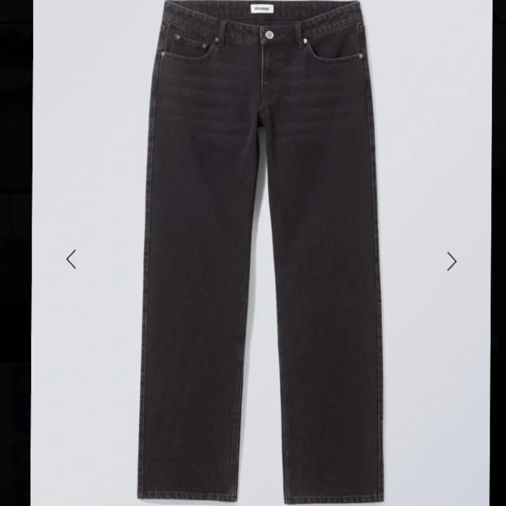 Slutsålda arrow jeans från weekday i färgen washed black. Köptes för 590 kr. Fint skick, inga defekter. Dessa är low waist straight i storlek 28/32. Hör av er vid frågor💕. Jeans & Byxor.