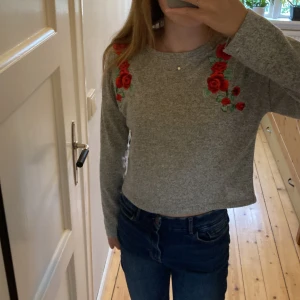 Söt grå tröja med rosor 🌹  - Söt grå tröja med rosor. Passar perfekt till hösten och våren! Använd gärna köp nu 💗💗