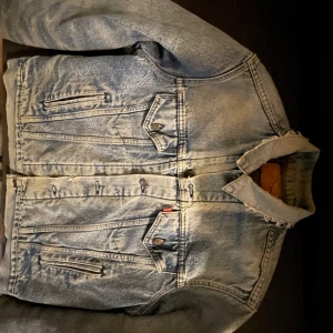 Vintage levis felt jacka - Vintage levis med filt innertyg, storleken är borta men den passar någonstans mellan medium och large