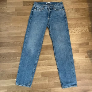 Lågmidjade jeans från ginatricot - Jättefina lågmidjade jeans i storlek 32/xxs fem är använda men inget fel💕🤍