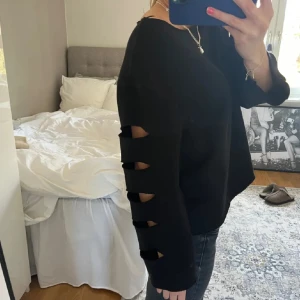 Tröja med cut outs💞 - Jättecoold tröja med cut outs, en liten fläck vid kragen men den är inget man tänker på🩷