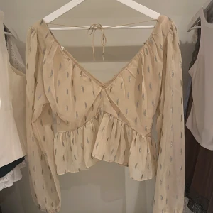 blus - säljer denna jättesöta blusen då den inte kommer till användning längre. använd gärna ”köp nu”❤️