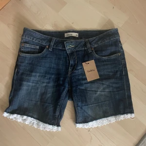 söta jeansshorts med spets - helt oanvända fina shorts i storlek L. sitter mer som M. från sellpy.  mycket bra skick. helt nya. :)