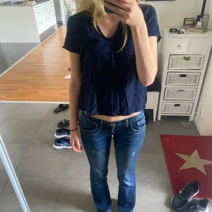 Söt tshirt från veromoda - Säljer nu min tshirt från veromoda, väldigt basic men ändå väldigt snygg. Det är några små detaljer på axlarna som inte framgår i bilderna😊 köpte för 250 säljer för 150❤️