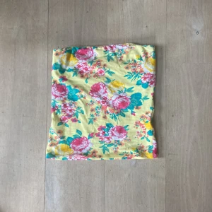Tubbtopp - Blommig tubtopp från Gina tricot i strl xs. Använd men är i ett super bra skick. Har en inbyggd bh och är strechig, rekommenderas för strl xs och s. Jätte fin till sommaren