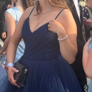 Marinblå balklänning  - Balklänning med stor kjol storleken varierar mellan en xs-s eftersom den har band där bak man kan spänna. Pris kan diskuteras. Original pris 3000 skräddarsyd, jag har köpt den av en släkting. Använd fåtal gånger💗