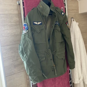 Polo feild jacket - Sick 10/10 polo feild jacket passar 170-180 beroende på hur mycket man väger xs-s dessa är stora i storleken köpt på nk i Sthlm skriv om ni har frågor 