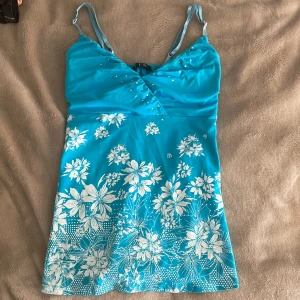 Blått linne - Jättefint linne med blommor och små stenar på sig🫶🏻 står strl M men passar även S