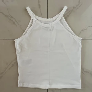 Halterneck linne - Halterneck croppat linne från Gina. Fint skick.