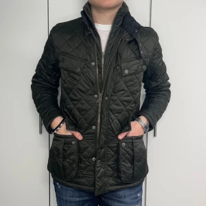 Barbour jacka - Barbour Windshield Quilt jacka | Skick 9,5/10 | Storlek S | Nypris 3000kr | Modell är 181cm lång | Frakt via PostNord eller Instabox  på kundens bekostnad | Hör av er vid funderingar📧