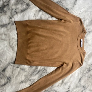 Skön brun tröja 🤎 - Tröjan är använd max 3 ggr, den är super skön och stretchig och passar till det mesta med.  På dom sista två bilderna så ser man en fläck, vet inte hur den hamnat där men skulle tro att den går bort i tvätten, den syns inte när de är mörkare ljus🤍