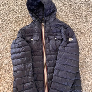 Moncler jacka - Moncler jacka i fint skick storlek 3 