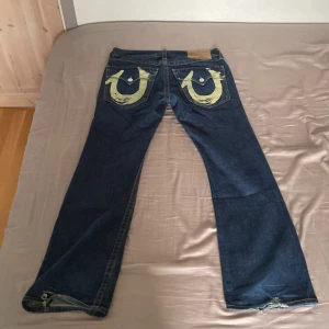 Feta bootcut trueys - Bootcut true religion i bra skick. 32 i storlek men passar 34