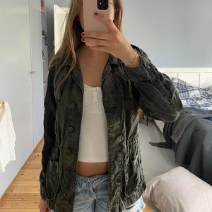 Tunn jacka - Militärmönstrad jacka, jättecool! Knappt använd