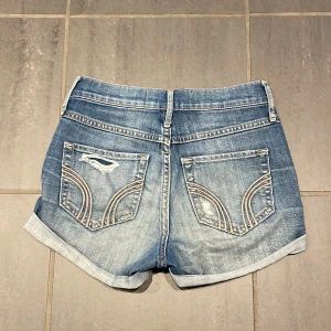 Hollister shorts - Säljer mina nästan nya hollister shorts i mycket bra skick. Säljer då de har blivit för små. Pris går att diskutera.