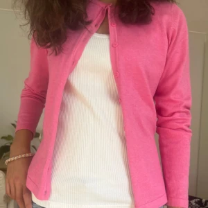 Rosa kofta saint tropez - Helt oanvänd rosa kofta❤️Passar fint på mig som har storlek S