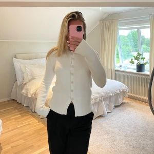 Kofta - Vit kofta från Zara med gulliga pärl-knappar 💞