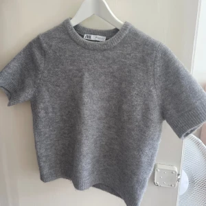 Stickad topp från Zara 🤍 - Stickad topp från Zara! Använd någon enstaka gång 🤍