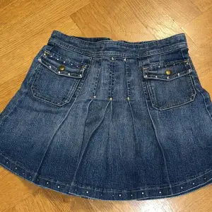 Jeans kjol med nitar, jättefin och knappt använd, dragkedja där bak
