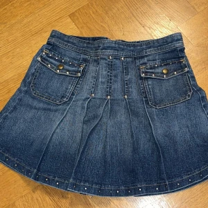 JeansKjol - Jeans kjol med nitar, jättefin och knappt använd, dragkedja där bak