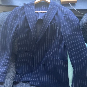 Kavaj dubbelknäppt - Mörkblå dubbelknäppt kavaj från Cavaliere i storlek 48/M. Nypris ca 6000. Sparsamt använd och bra skick!