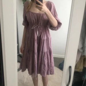 Lila sommar klänning - Jätte fin sommarklänning. Midjan är helt justerbart, så klänningen kan vara S-L.🤗