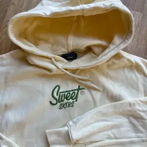 Sweet sktbs hoodie, köpt på Junkyard! Använd 1 gång så i nyskick! Strl xs men skulle säga att den är rätt så oversized då den passar mig som är en S/M också! Svår färg att fota men den är ljusgul med grönt tryck!