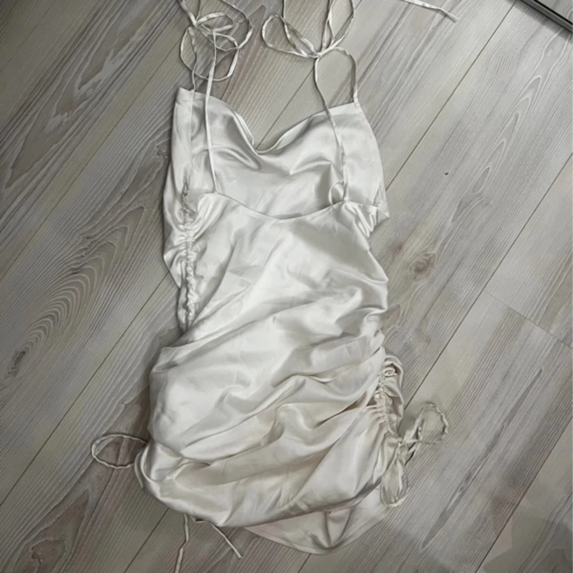 ohpolly vit satinklänning - 92