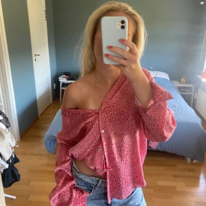 Flerfärgad bus från Zara - Blus från zara med knäppning fram. Blusen har en rosa bas med mörkare rosa leopardmönster och shell knappar. Använd en gång. Storlek L men skulle säga att de även passar S-M. 