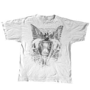 Y2k vit t-shirt - As fet tisha med affliction-likt tryck, passar L men även S och M lite oversized‼️ Har ett hål under armen, men syns inte på mig när jag har på mig den. Skicka gärna offers, och DMa för frågor 🤝