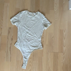 Skims body  - Jättefin body från skims. Den är i ett jätte skönt och mjukt material. Fint skick. Storlek m men passar även s