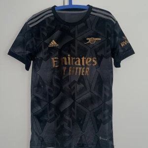 Arsenal T-shirt borta 22/23 - Använd ett par gånger men jätte fin skick.