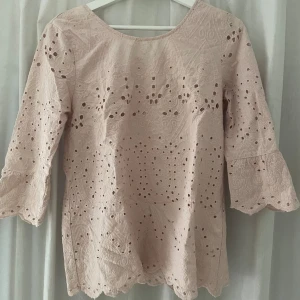 Super fin broderad blus - Broderad blus ifrån cream❤️❤️