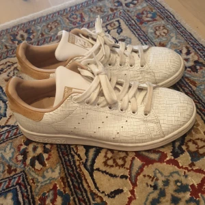 Adidas skor  - Helt nya använda en gång. Fraktas inte hämtas i helsingborg.