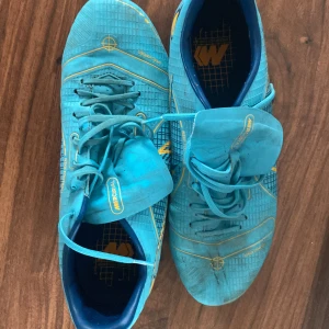 Nike  - Säljer min gamla fotbollsskor för att de är för små för mig. Har haft de under en säsong och de funkar helt perfekt. Det är bara lite smutsig men går att fixa om någon är intresserad. (Priset kan diskuteras)