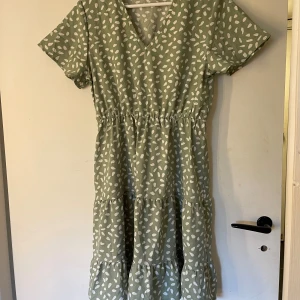 Klänning  - Superskön sommarklänning, luftigt material perfekt nu till sommaren❤️