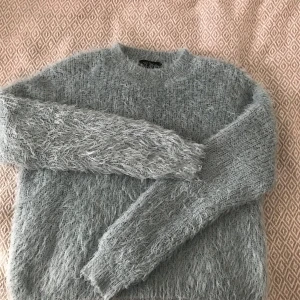 Fluffig blå tröja - Säljer denna söta tröjan i mkt bra skick!! Väldigt skön och super fin (: (Skickar efter du har köpt)