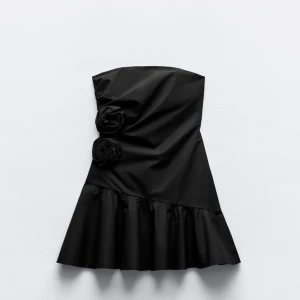 klänning - så snygg klänning från zara. Oanvänd!!