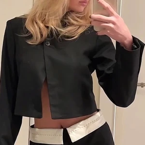 Zara kavaj - Hypead croppad kavaj från Zara i storlek S. Köpt på sellpy men passar inte mig 🖤