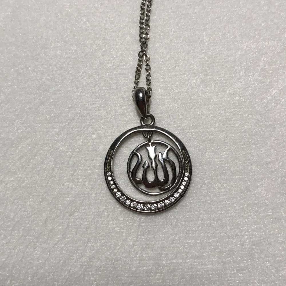 jag säljer min halsband där det står ”Allah” på arabiska den är köpt i ur&penn och det är i silver. Accessoarer.