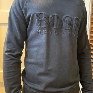 Hugo Boss crewneck  - Använd men bra skick. Storlek S, normal i storleken.