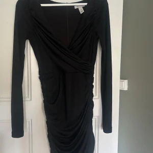 Svart klänning  - Svart fin klänning, storlek S från Nelly. Säljer då jag inte använder. Väldigt bra skick Står ej för frakten 