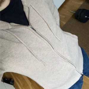 Kashmir Hoodie - Kashmir Hoodie  Skriv om ni har frågor 