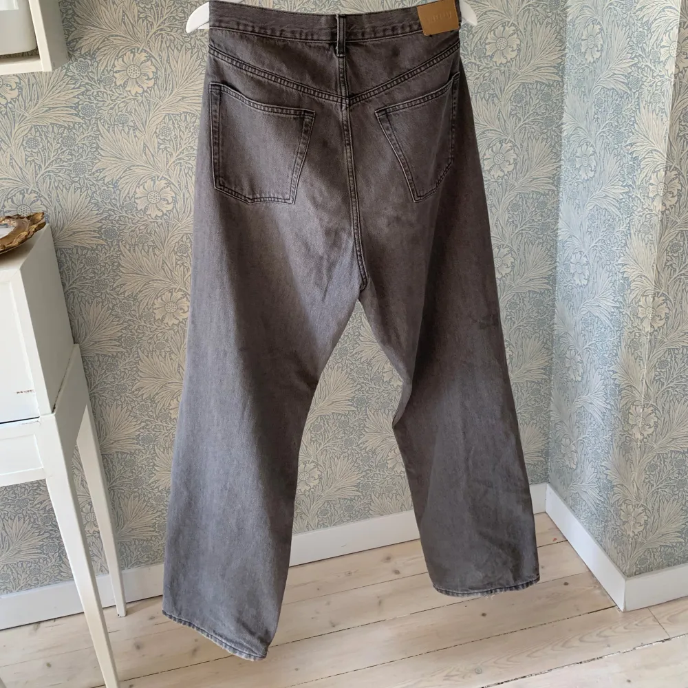 Gråa galaxy loose straight jeans, använda ett fåtal gånger, väldigt bra skick och inga defekter. Säljer då jag inte använder byxorna.. Farkut & Housut.