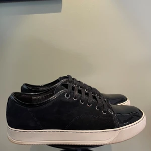 Lanvin skor  - Hej! Säljer nu dessa nästan helt nya lanvin skor. Skorna är i toppskick 10/10. Med skorna medföljer box och dustbag 